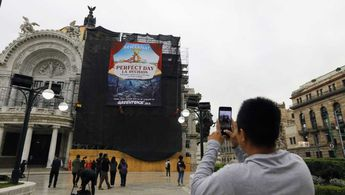 greenpeace desplego manta frente bellas