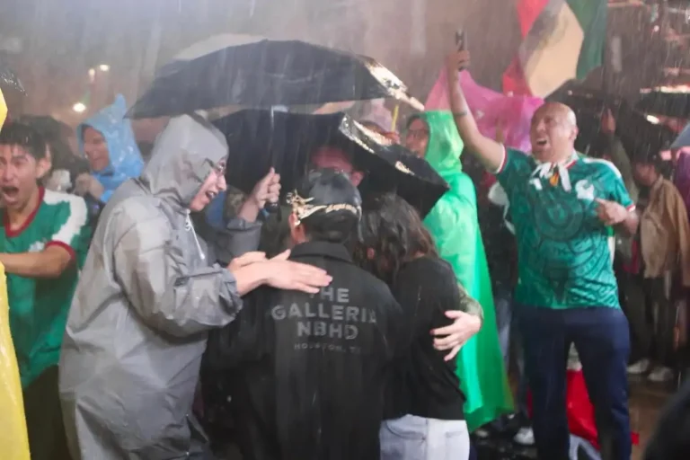 ni el diluvio frena la pasion sigue fiesta por mundial 2026 en avenida juarez cdmx 582ccdd5 3b83 4035 920b 70e16cbc4dce media